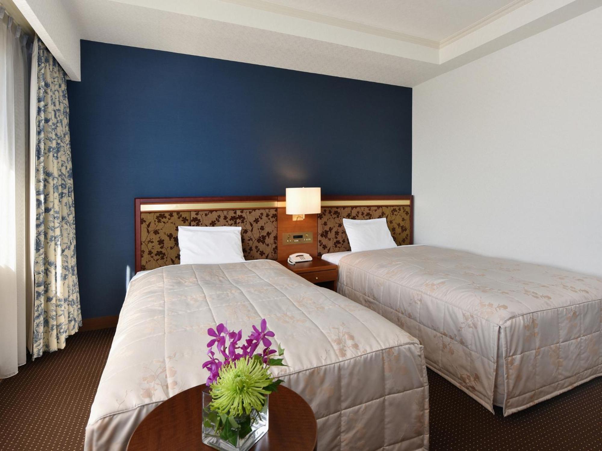Hotel Crown Palais Chiryu Bagian luar foto